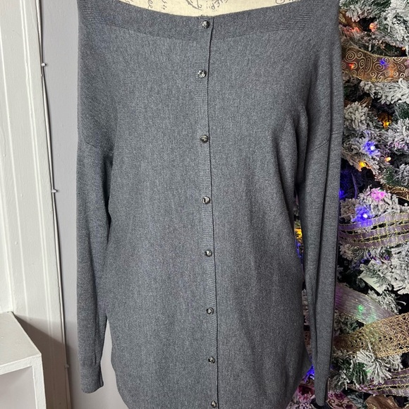 Cashmere sz L, grey, long sleeve, pullover sweater w/jeweled buttons accessory. - Picture 5 of 9